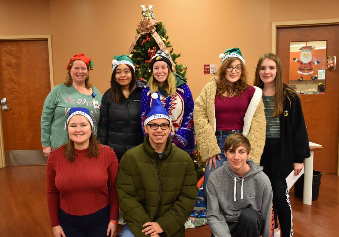 Zionsville High School Students Deliver Holiday Totes to Seniors
